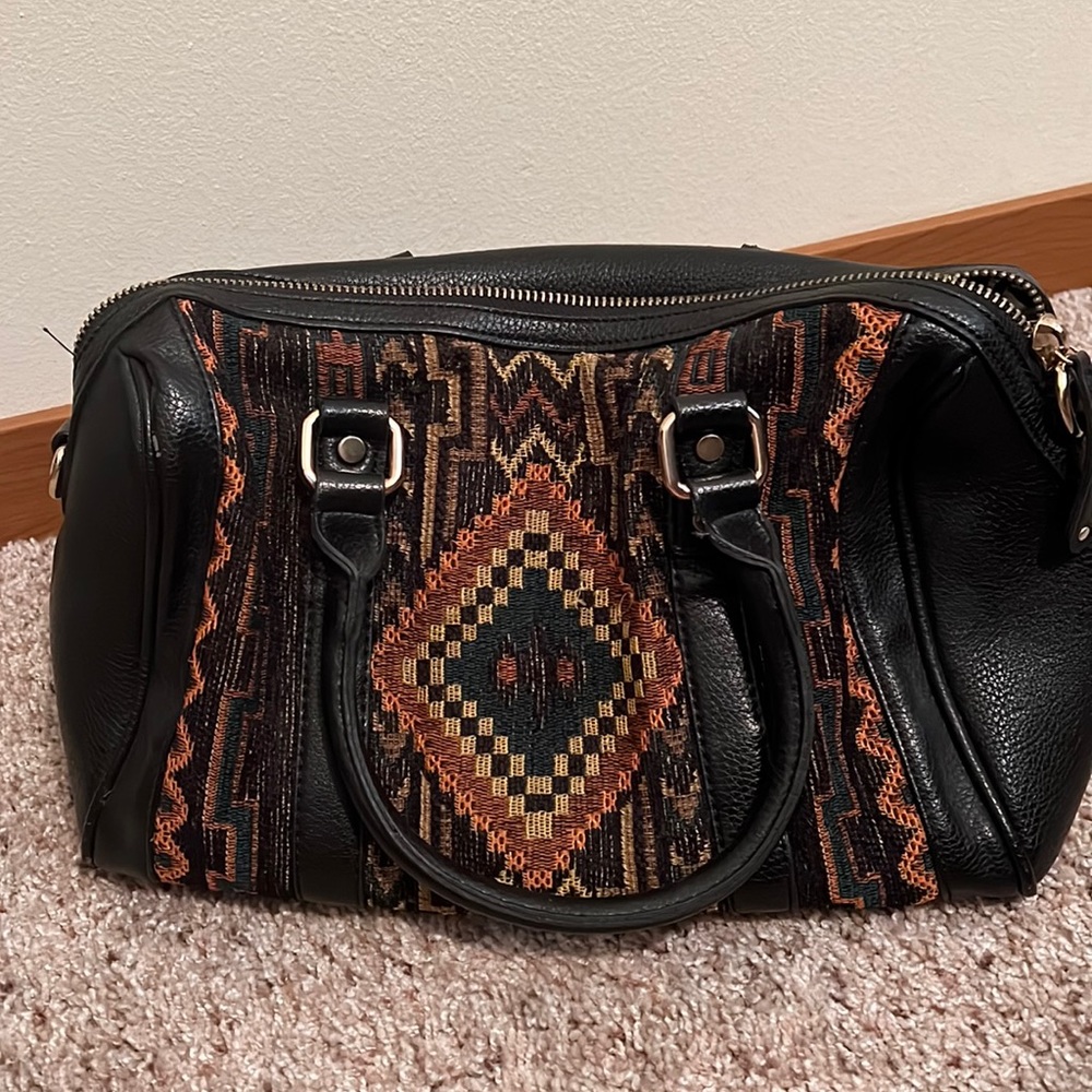 Street Level black and woven patterned purse